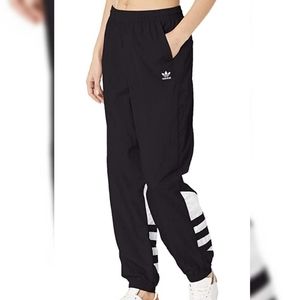 Adidas Women's Trefoil track pant. Size: Small